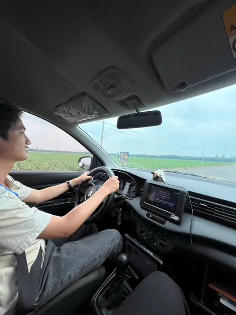 Học viên lái xe trên đường trường vắng hai bên đồng ruộng