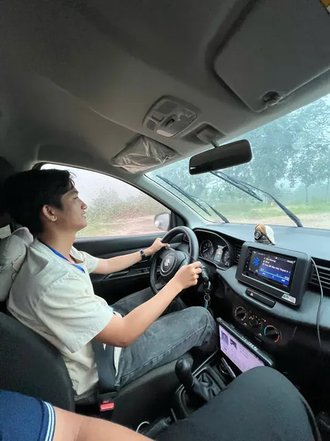 Học viên cầm vô-lăng trong buổi học lái, thầy ngồi ghế phụ