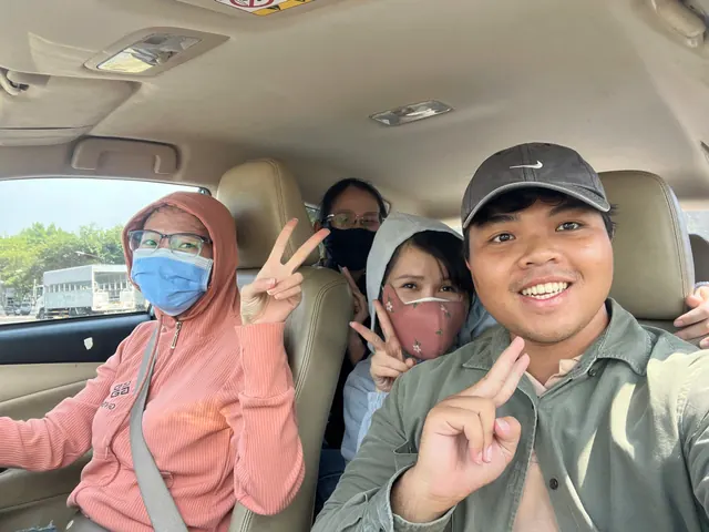 Nhóm học viên và thầy chụp ảnh trong xe sau buổi học