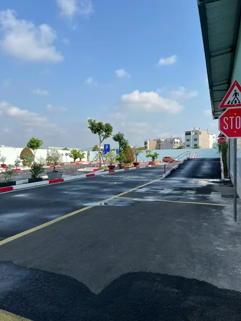 Sân tập sa hình có biển STOP và vạch kẻ bài thi