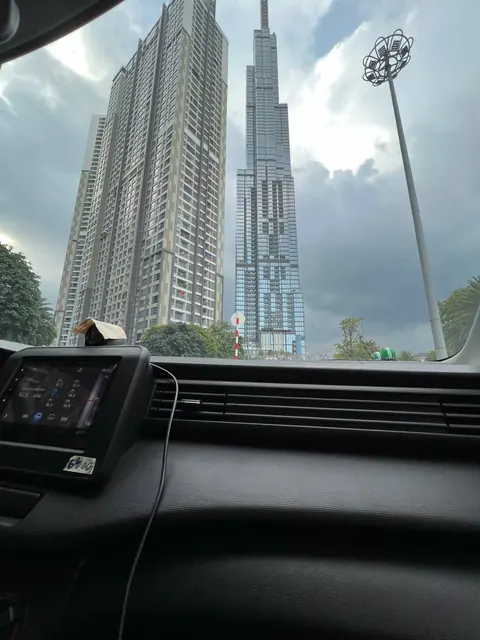 Góc nhìn từ ghế lái xe tập trên đường phố TP.HCM, thấy tòa Landmark 81