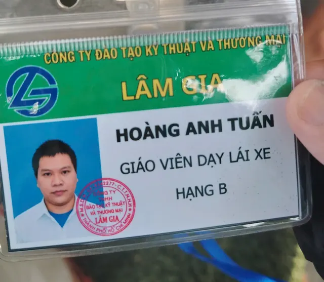 Thẻ giáo viên dạy lái xe hạng B của thầy Hoàng Anh Tuấn, có dấu công ty Lâm Gia